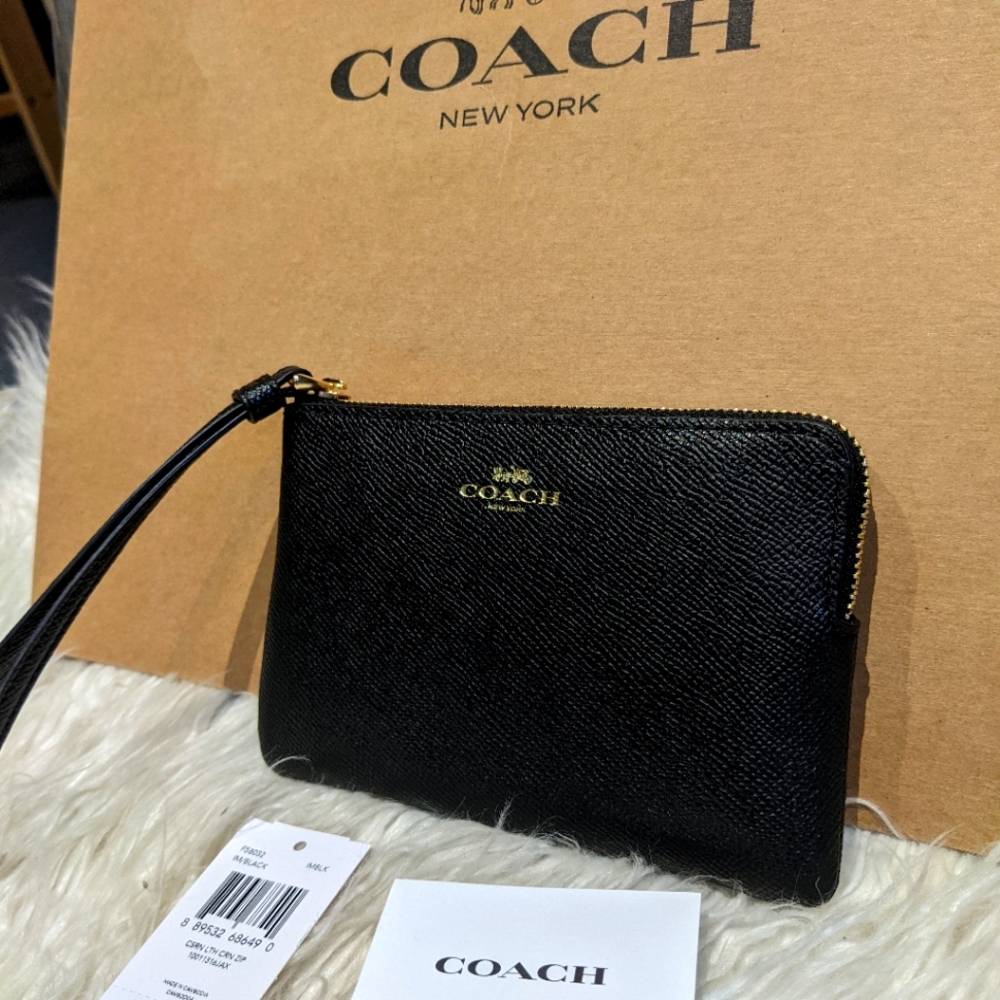 NWT! Black and gold corner zip wristlet
